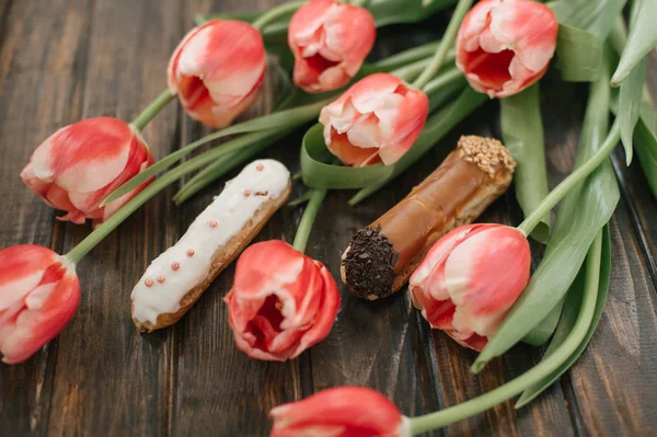 Deliciosos Biscoitos Tulipas Vermelhas Fundo Madeira — Fotografia de Stock