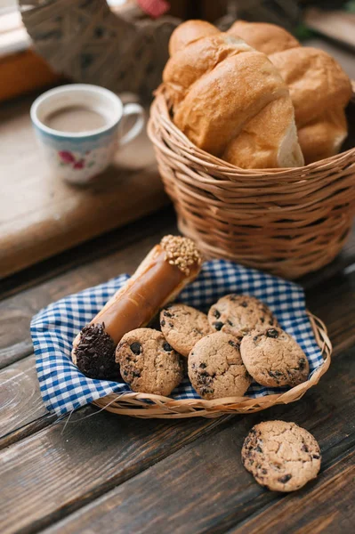 Deliciosos Biscoitos Croissants Peitoril Janela — Fotografia de Stock