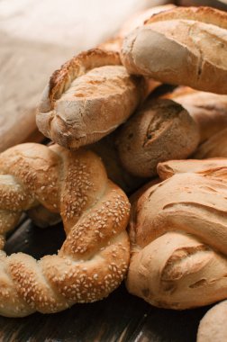 Delicious fırından yeni çıkmış ekmek ahşap tablo