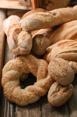Delicious fırından yeni çıkmış ekmek ahşap tablo