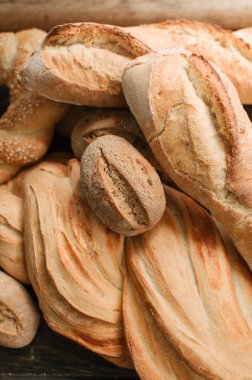 Delicious fırından yeni çıkmış ekmek ahşap tablo