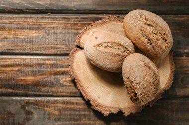 Delicious fırından yeni çıkmış ekmek ağacı ahşap tablo kesiti üzerinde