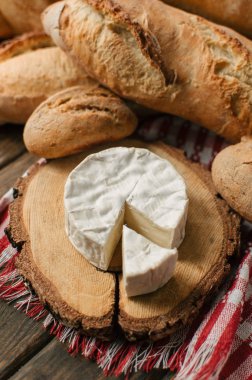 Taze somun ekmek ve ahşap masa üzerinde ev yapımı peynir pişmiş Delicious