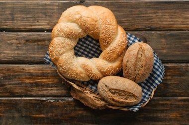 Delicious fırından yeni çıkmış ekmek hasır plaka ile damalı peçete, üstten görünüm