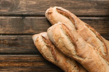 Delicious fırından yeni çıkmış ekmek ahşap tablo