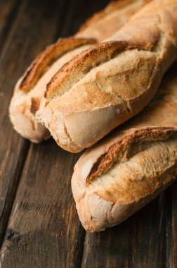 Delicious fırından yeni çıkmış ekmek ahşap tablo