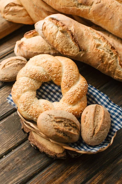 Deliciosos Pães Recém Assados Prato Vime Com Guardanapo Quadriculado — Fotografia de Stock