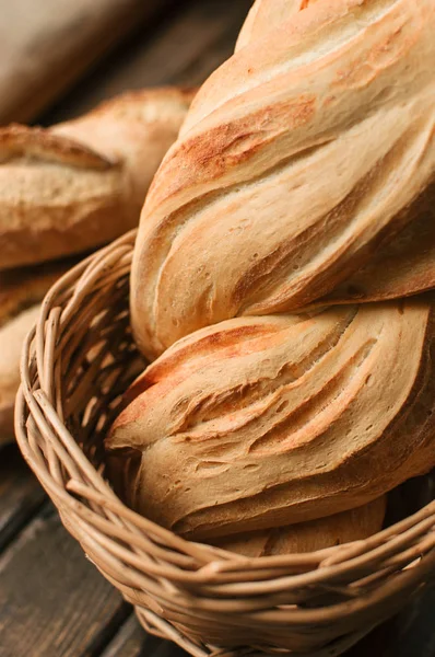 Delicioso Pão Recém Assado Cesta Vime Mesa Madeira — Fotografia de Stock