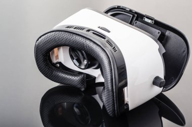 Sanal gerçeklik siyah yüzeyinde koruyucu gözlük