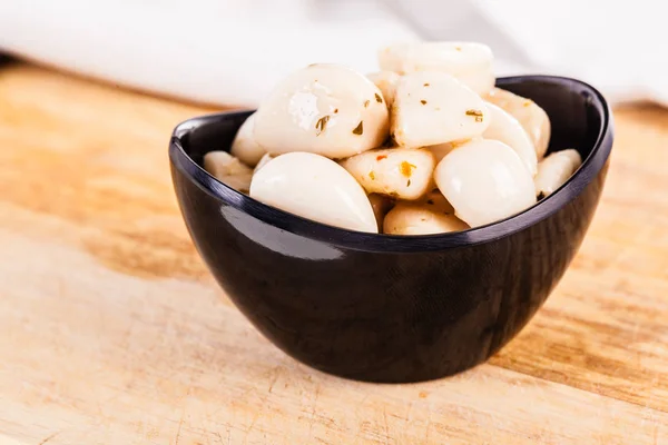 Garlic cloves on wood — Stock Photo, Image