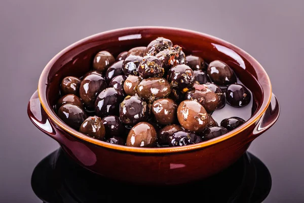 Svarta oliver skål — Stockfoto