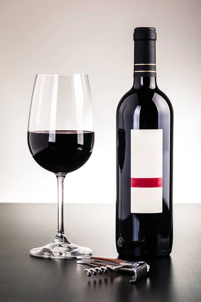 Bottiglia di vino rosso e vetro — Foto Stock