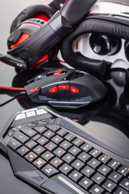 Dişli siyah yüzey üzerinde oyun