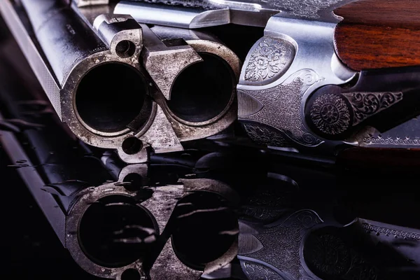 Shotgun breech detail on wet surface — Stock Photo, Image