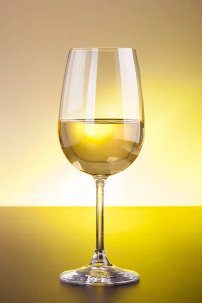 Бокал белого вина на деревянном столе — стоковое фото