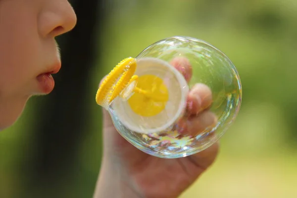 Çocuk bir sabun köpüğü üfleme