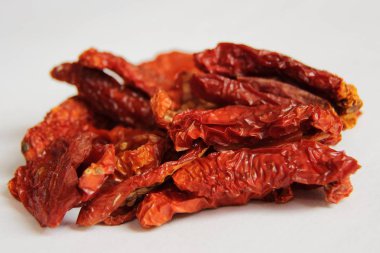 Kurutulmuş domates. Beyaz, meze. Lezzetli kurutulmuş domates çoğu beyaz.