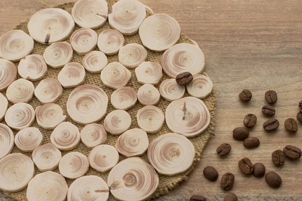 Superfície de madeira redonda para o seu objeto com grãos de café — Fotografia de Stock