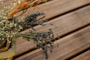 kurutulmuş lavanta rustik tarzı ahşap masa üzerinde diğer otlar ile 