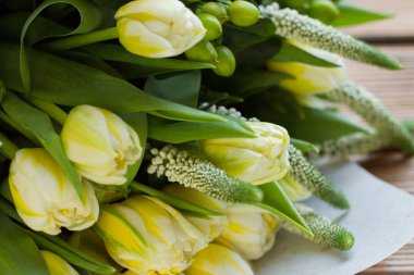 ahşap masa üzerinde beyaz bitki buket Sarı laleler