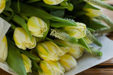 ahşap masa üzerinde beyaz bitki buket Sarı laleler