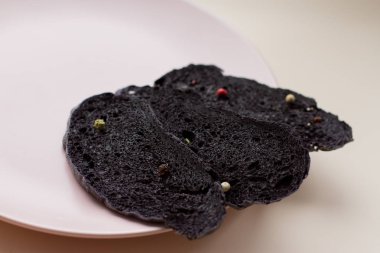 mürekkep balığı ışık plaka üzerinde biberli ekmek srved Ink, yer