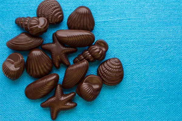 çikolata şekerleme, geleneksel Belçika kabuk şeklin üzerindeki mavi backg
