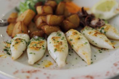 Patates ve limon ile lezzetli ızgara mürekkep 