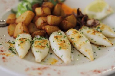 Lezzetli ızgara squids patates ve limon ve littlle Ekim