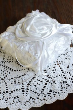 ahşap masa üzerinde çiçek dekorasyonu ile saten beyaz kutu