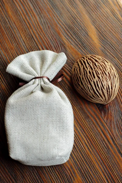 Kleine Fasertasche für Geschenk auf Holztisch mit Nussschale deko — Stockfoto