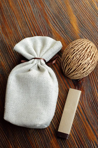 Kleine Fasertasche für Geschenk auf Holztisch mit Schokolade und — Stockfoto