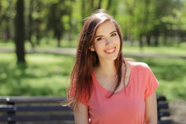 yeşil park ile farklı duygusal genç güzel kız gülümseyerek