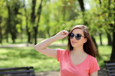 yeşil park ile farklı duygusal genç güzel kız gülümseyerek