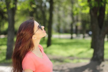 yeşil park ile farklı duygusal genç güzel kız gülümseyerek