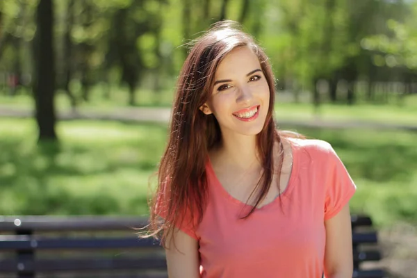 yeşil park ile farklı duygusal genç güzel kız gülümseyerek