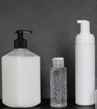 Bir dizi sabun, şampuan, duş jeli, antiseptik, dezenfektan ya da siyah taş dokusu üzerine diğer dezenfektanlar, kopyalama alanı