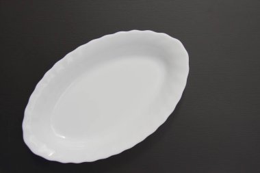 seramik uzun beyaz tabak siyah mat ahşap masa, üst görünüm, metin için yer