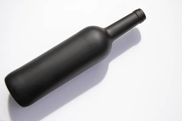 Şarap şişesi mat izole beyaz arkaplan, kopyalama alanı, tasarım için boş, üst görünüm 