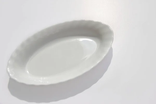 Κενό Λευκό Μακρύ Ωοειδές Πιάτο Λευκό Φόντο Αντίγραφο Χώρου Πάνω — Φωτογραφία Αρχείου