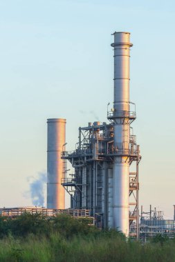 Gaz türbini elektrik santrali mavi gökyüzü ile alacakaranlıkta