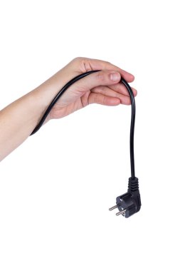 Beyaz arka plan üzerinde izole siyah elektrik fişi tutan el