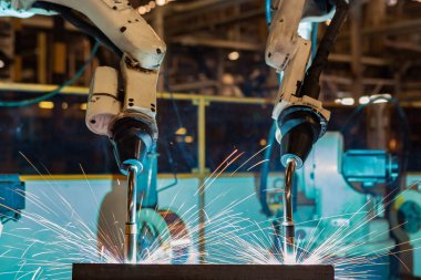 Araba fabrika montaj bölümünde kaynak yakın çekim ekibi robotları