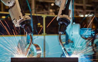 Araba fabrika montaj bölümünde kaynak yakın çekim ekibi robotları