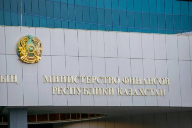 Nur-Sultan (Astana) / Kazakistan - 11.03.2019: Binanın girişinin üstündeki cephedeki yazı. Rusça 