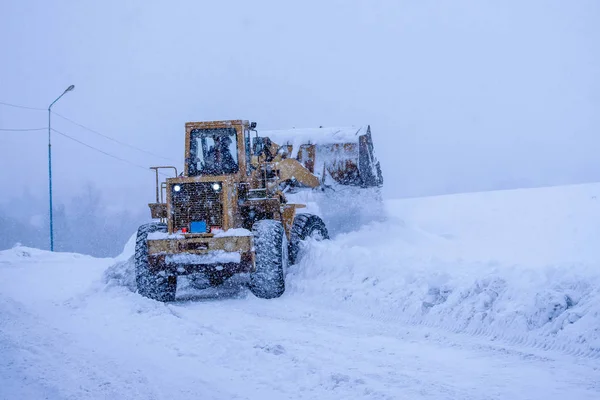 Tractor Elimina Nieve Durante Las Fuertes Nevadas Enfoque Selectivo —  Fotos de Stock