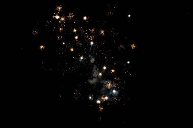 Gece gökyüzünde havai fişekler. Seçici odak.