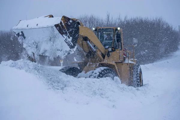 Ciągnik Usuwa Śnieg Podczas Obfitych Opadów Śniegu Skupienie Selektywne — Zdjęcie stockowe