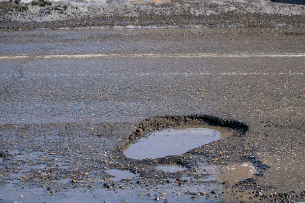 Yoldaki çukurda bir su birikintisi.