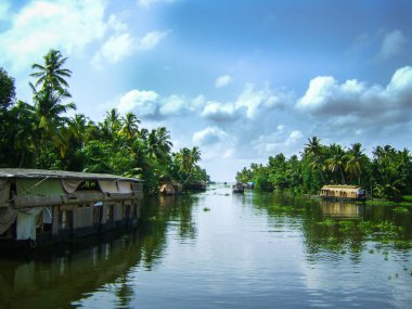 Kerala 'da Alleppey' in durgun sularında yüzen ev çok meşhurdur.